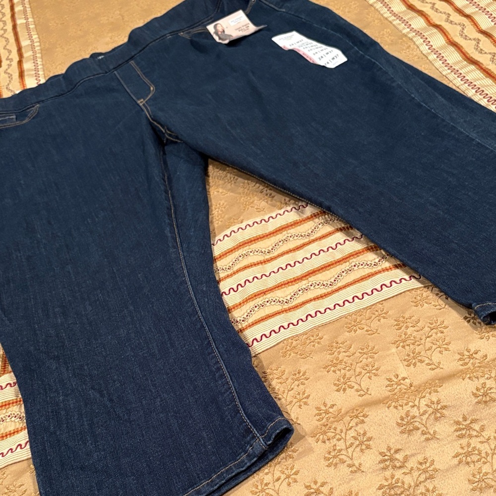 NWT Levi’s Dark Blue Denim Shaping  Pull-On Capris, Super Stretch, 24/W37